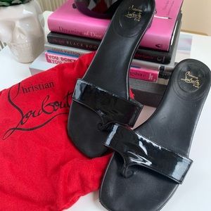 Christian Louboutin black patent flip flops 39